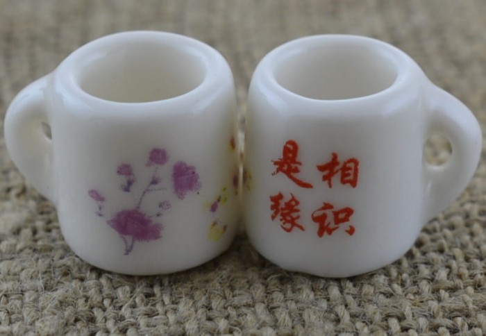 61467 Miniaturowy kubek ceramiczny kwiatki fioletowe