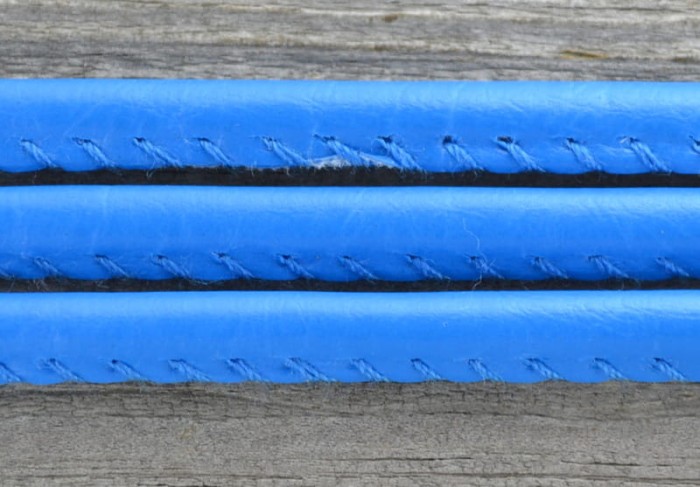 73749 Rzemień skórzany szyty 5mm w kolorze niebieskim 50cm