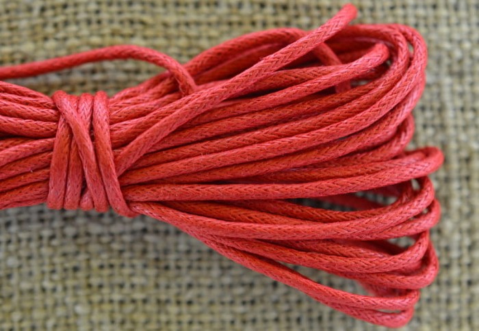 71793 Sznurek woskowany czerwony 1,5mm 4 metry