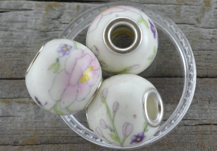 760607 Koralik porcelanowy modułowy 15mm biały w różowe kwiaty