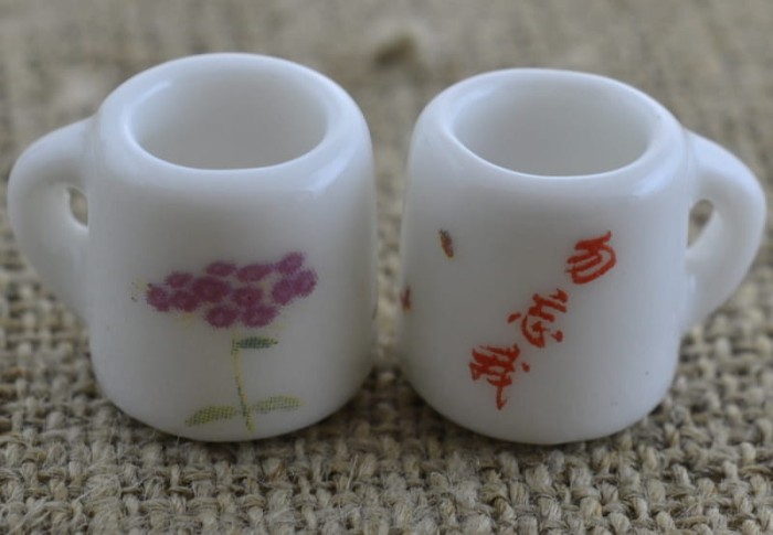 61475 Miniaturowy kubek ceramiczny kwiatki różowe