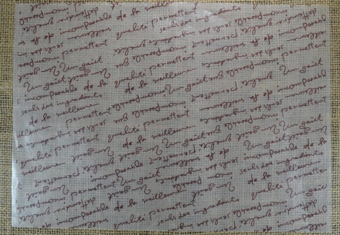73101 Ozdobny papier do pakowania tekst brązowy