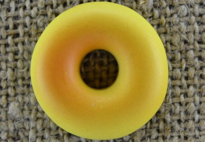 802401 Kaboszon z żywicy ciastko z dziurką 22*6mm żółto-pomarańczowe