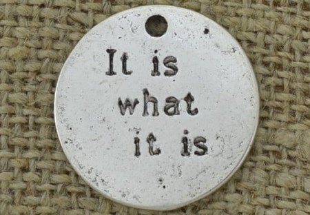 [307548] Zawieszka mała moneta "It is what it is" kolor srebrny