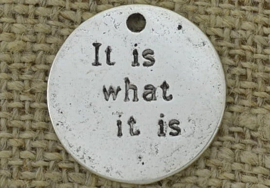 Zawieszka mała moneta "It is what it is" kolor srebrny