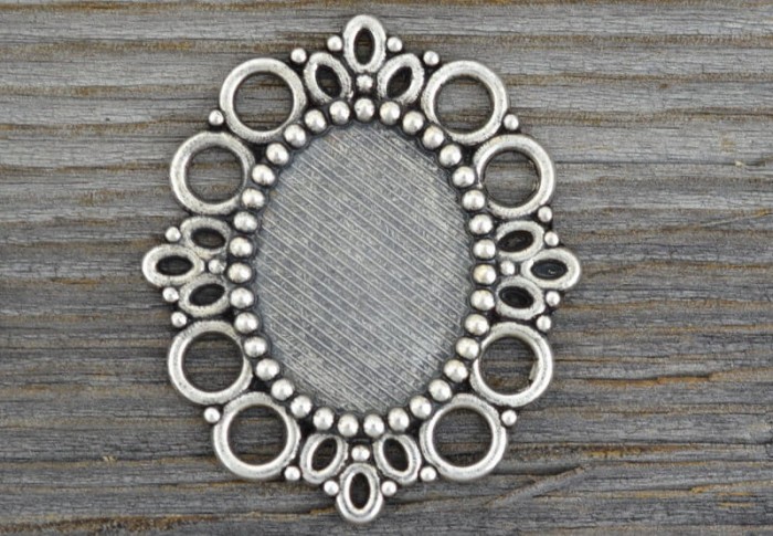 50112 Ozdobna baza medalionu w kolorze starego srebra na kaboszon 25*18mm