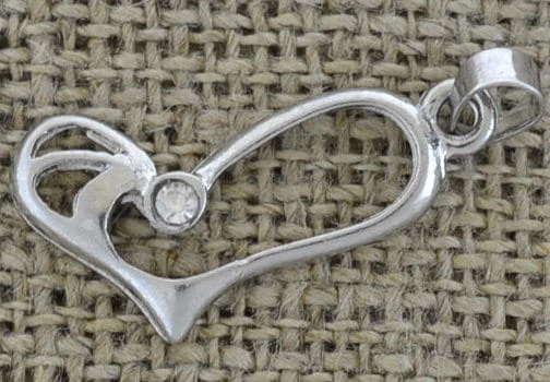 60705 Zawieszka akrylowa mała serce z cyrkonią w kolorze srebrnym