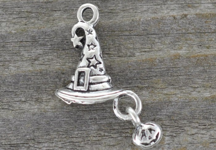 307341 Zawieszka mała czapka czarownicy w kolorze srebra