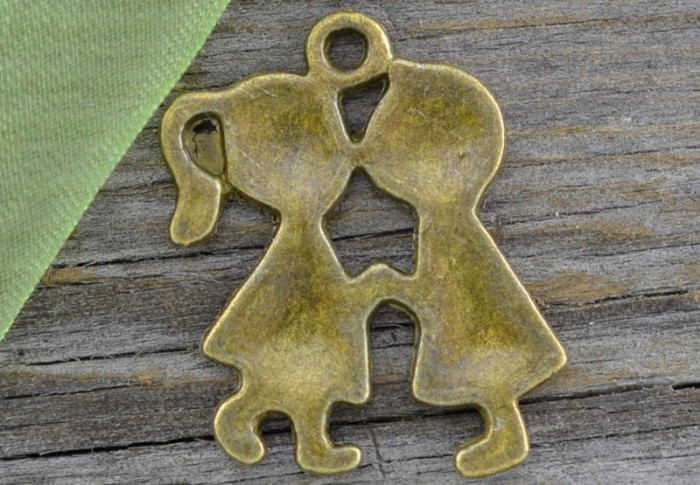 107215 Zawieszka mała zakochana para w kolorze brązu 2szt