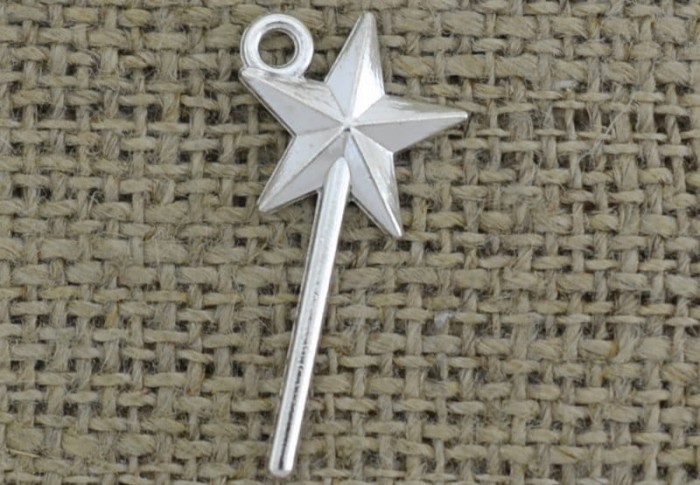  [307380] Zawieszka mała różdżka w kolorze srebrnym