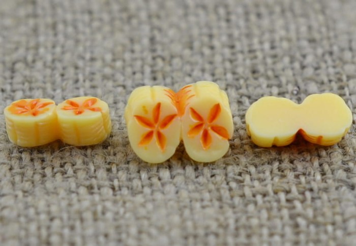 802517 Kaboszon z żywicy plasterki banana 11*6mm kremowe