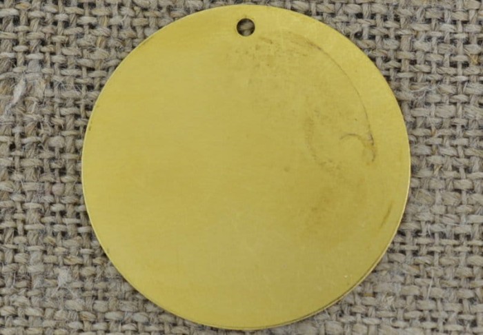  207113 Zawieszka mała okrągła w kolorze złotym