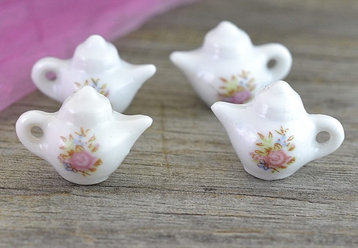 61435 Miniaturowy dzbanuszek ceramiczny biały z różowym kwiatuszkiem