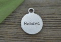 307209 Zawieszka mała dwustronna moneta z napisem Inspire Believe w kolorze srebrnym