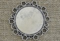 30185 Ozdobna baza medalionu w kolorze srebrnym na kaboszon 35mm
