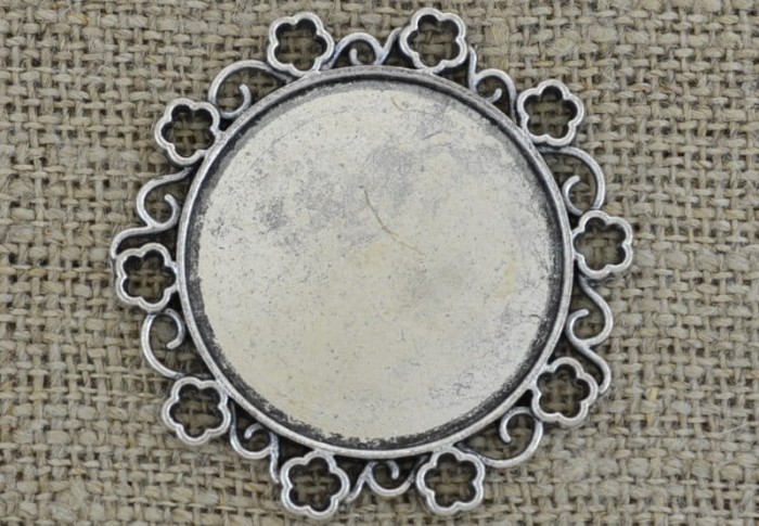 30185 Ozdobna baza medalionu w kolorze srebrnym na kaboszon 35mm