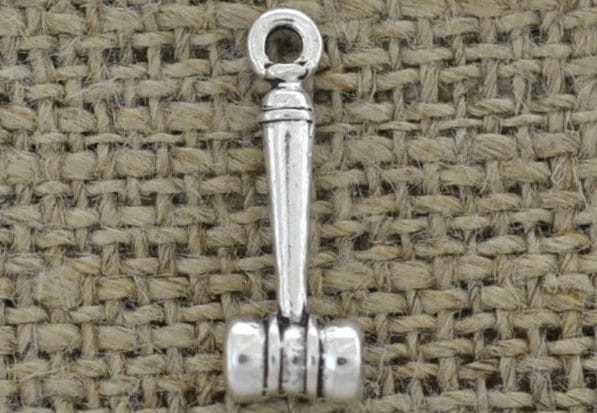 [307398] Zawieszka mała młotek sędziowski w kolorze srebrnym