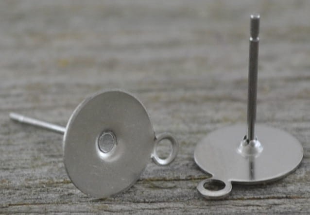 40447 Klasyczna baza kolczyka wkrętka z oczkiem w kolorze srebrnym na kaboszon 8mm 
