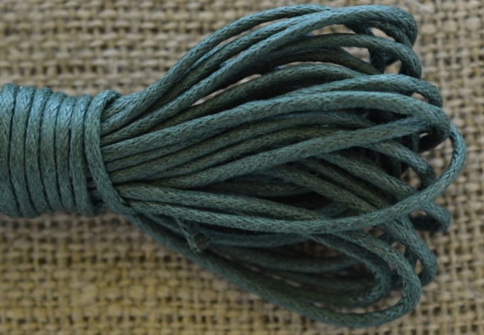 71790 Sznurek woskowany w kolorze zieleni butelkowej 1,5mm 4 metry
