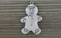 30803 Zawieszka duża piernikowy ludzik w kolorze srebra