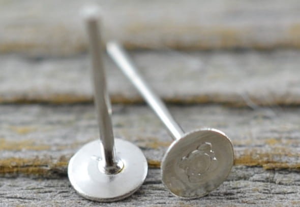 40409 Klasyczna baza kolczyka wkrętka w kolorze srebra na kaboszon 4mm