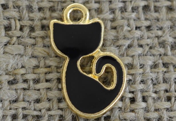 70733 Zawieszka emaliowana kotek w kolorze czarnym