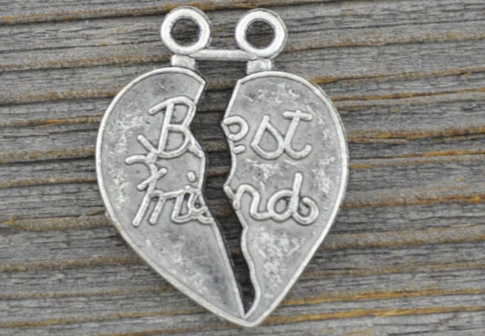 {307189} Zawieszka mała serduszko dzielone BEST FRIEND w kolorze srebrnym 2szt