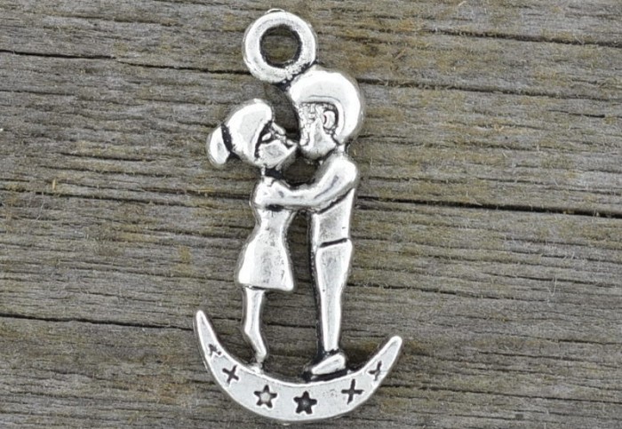 307131 Zawieszka mała zakochana para w kolorze starego srebra 2szt