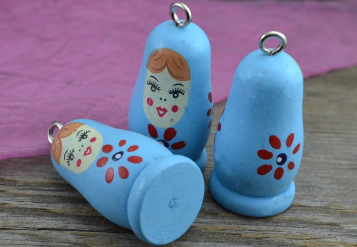 87326 Zawieszka drewniana matrioszka w kolorze błękitnym