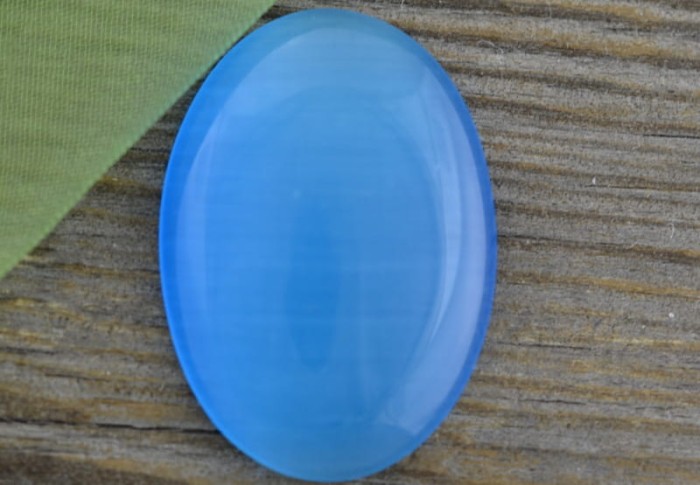 04679 Kaboszon szklany kocie oko 25*18mm bławat