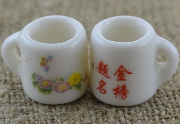 61466 Miniaturowy kubek ceramiczny kwiatki fioletowe