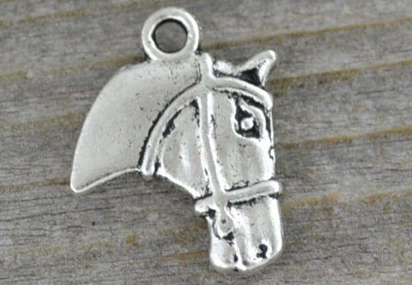 307349 Zawieszka mała głowa konia w kolorze srebra 2szt 
