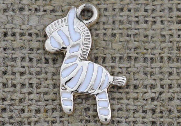 70713 Zawieszka emaliowana zebra w kolorze białym
