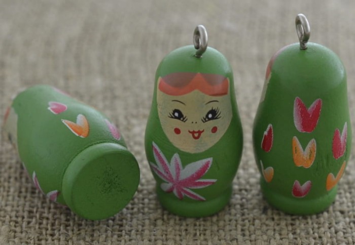  [87334] Zawieszka drewniana matrioszka zielona
