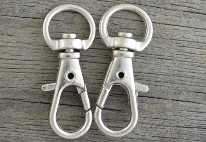 31529 Duży karabińczyk do breloka w kolorze srebra 2szt