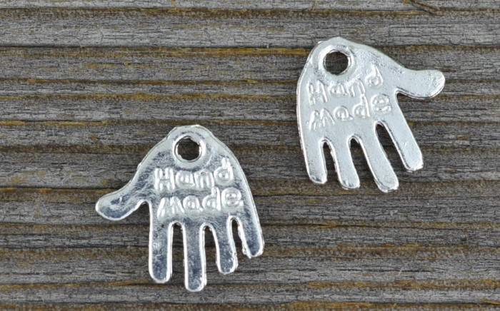 30747 Zawieszka mała ręka hand made w kolorze srebra 10 szt