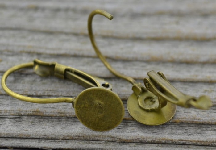 10410 Klasyczna baza kolczyka na biglu angielskim na kaboszon 8mm