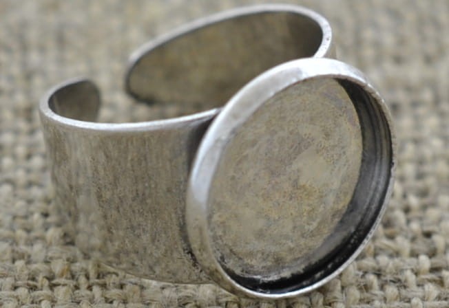 {50352} Klasyczna baza pierścionka w kolorze srebrnym na kaboszon 14mm