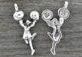 307174 Zawieszka mała cheerleaderka w kolorze srebra 2szt