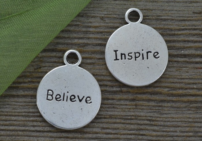 307209 Zawieszka mała dwustronna moneta z napisem Inspire Believe w kolorze srebrnym