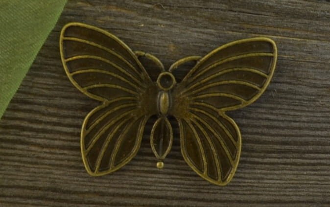 10810 Zawieszka duża motyl w kolorze brązu