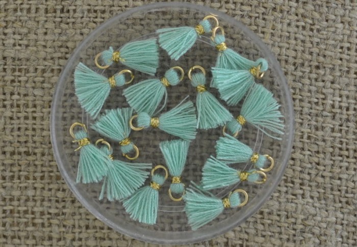 [207104] Zawieszka mała frędzel kolor miętowy