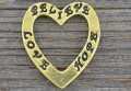 21211 Element ozdobny serduszko z napisami w kolorze złotym 