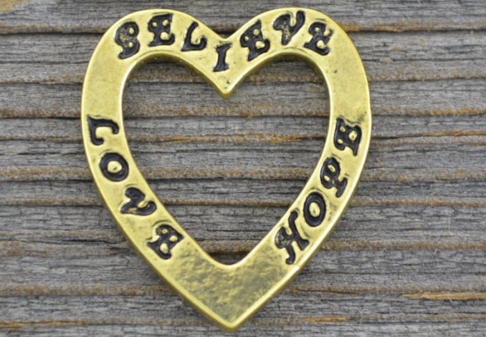 21211 Element ozdobny serduszko z napisami w kolorze złotym 