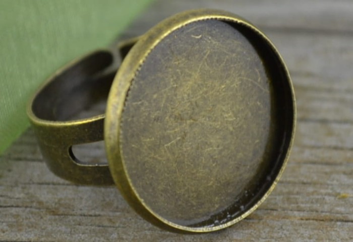 10335 Klasyczna baza pierścionka w kolorze brązu na kaboszon 18mm 