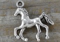 307351 Zawieszka mała konik w kolorze srebra 2szt