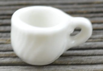 61429 Miniaturowa filiżanka ceramiczna klasyczna biała