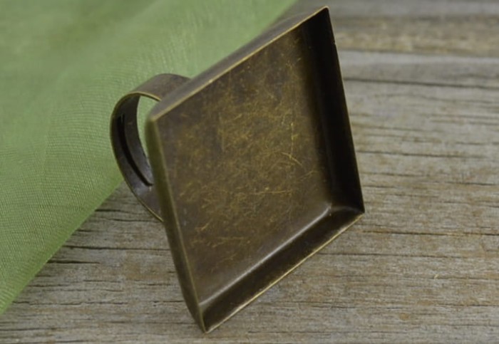 10318 Klasyczna baza pierścionka z kwadratowym oczkiem w kolorze brązu na kaboszon 25mm