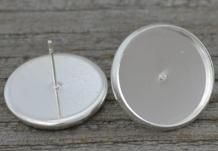 40410 Klasyczna baza kolczyka wkrętka w kolorze srebra na kaboszon 16mm