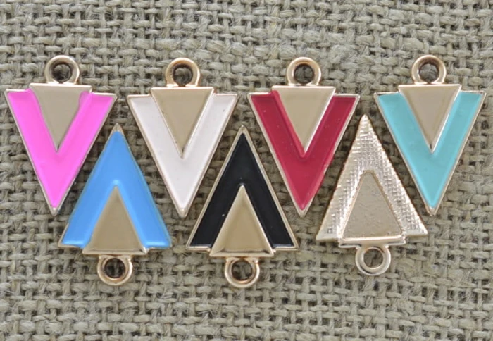 [70710] Zawieszka emaliowana "V" mix kolorów